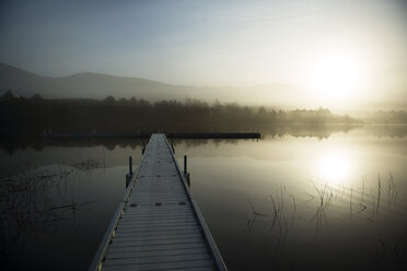 Pier über dem See gegen den Himmel bei Sonnenaufgang - CAVF38881