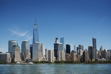 Moderne NYC-Skyline am Meer gegen den Himmel - CAVF38886