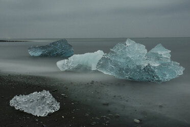 Eisberge am Ufer gegen den Himmel - CAVF38973