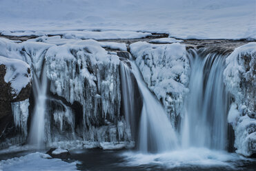 Landschaftlicher Blick auf den Wasserfall im Winter - CAVF38988