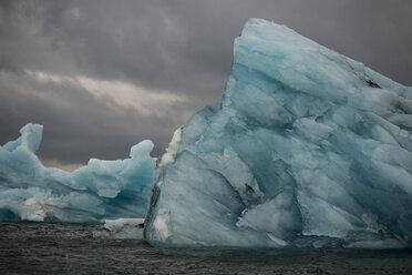 Eisberg im Meer gegen bewölkten Himmel - CAVF38989