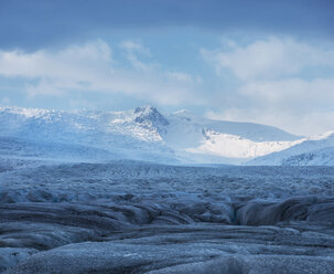 Landschaftliche Ansicht eines schneebedeckten Berges gegen den Himmel - CAVF38992