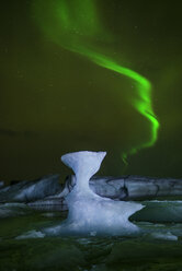 Aussicht auf Nordlichter über Eisbergen - CAVF38995