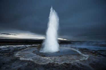 Ausbruch des Geysirs Strokkur vor einer Wolkenlandschaft - CAVF39008