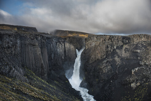 Landschaftlicher Blick auf einen Wasserfall vor bewölktem Himmel - CAVF39016