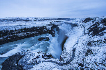 Landschaftlicher Blick auf einen Wasserfall gegen den Himmel im Winter - CAVF39023