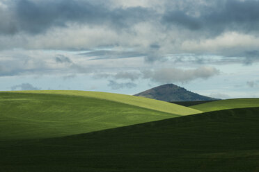 Landschaft gegen bewölkten Himmel - CAVF39037