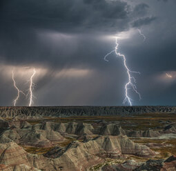 Blitze über dem Badlands National Park bei Nacht - CAVF39044