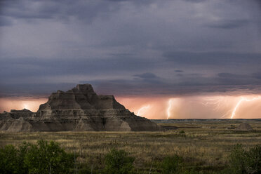 Gewitter über dem Badlands National Park bei Nacht - CAVF39045