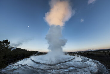 Dampf aus einem Geysir vor blauem Himmel in der Abenddämmerung - CAVF39055