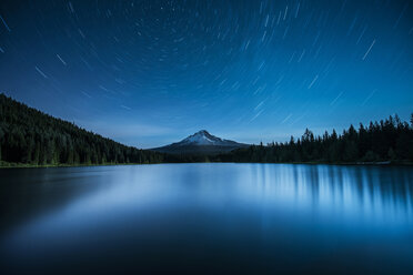 Landschaftlicher Blick auf den See vor dem Hintergrund der nächtlichen Sternenspuren am Himmel - CAVF39064