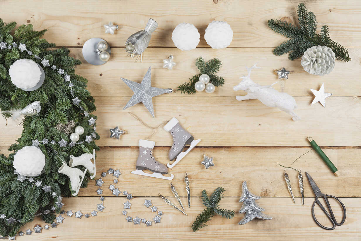 Adventskranz-Dekoartikel, selbstgemachter Schneeballkerzen, Stockfoto Draht, Weihnachtskugeln, Schlittschuhe, Sterne, Vintage-Eiszapfen, echtem Schere, Tannengrün, Glitzerhirsch, mit Adventskranz lizenzfreies Vögel, Basteln, Tannenzapfen