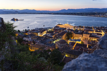 Griechenland, Peloponnes, Argolis, Nauplia, Argolischer Golf, Altstadt, Blick von Akronauplia auf die Burg Bourtzi am Abend - MAMF00018