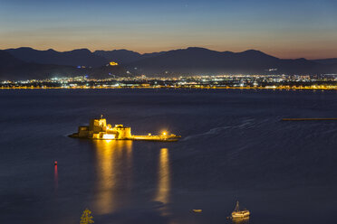 Griechenland, Peloponnes, Argolis, Nauplia, Argolischer Golf, Blick auf die Burg Bourtzi am Abend - MAMF00020