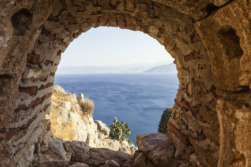 Griechenland, Peloponnes, Argolis, Nauplia, Blick durch das Fenster der Festung Palamidi auf den Argolischen Golf - MAMF00021