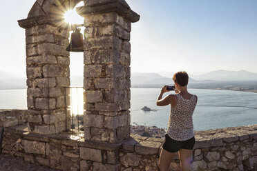 Griechenland, Peloponnes, Argolis, Nauplia, Argolischer Golf, Frau fotografiert Blick vom Glockenturm der Festung Palamidi - MAMF00024