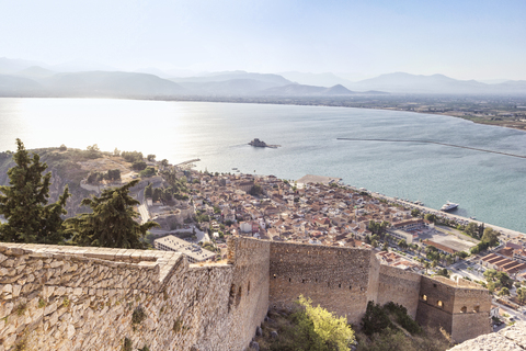 Griechenland, Peloponnes, Argolis, Nauplia, Blick von Akronauplia auf die Altstadt und die Burg Bourtzi, lizenzfreies Stockfoto