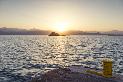 Griechenland, Peloponnes, Argolis, Nauplia, Argolischer Golf, Blick auf die Burg Bourtzi bei Sonnenuntergang, lizenzfreies Stockfoto