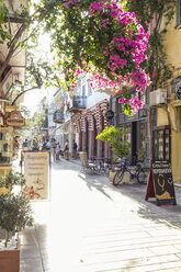 Griechenland, Peloponnes, Argolis, Nauplia, Altstadt, Gasse und blühende Bougainvillea - MAMF00040