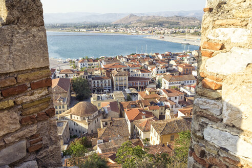 Griechenland, Peloponnes, Argolis, Nauplia, Argolischer Golf, Blick von Akronauplia auf die historische Altstadt mit Vouleftiko Moschee - MAMF00044