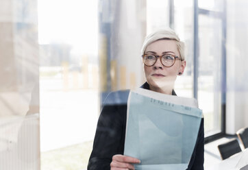 Businesswoman working on document in office - UUF13334