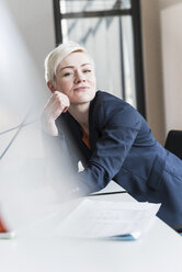 Porträt einer selbstbewussten Geschäftsfrau im Büro - UUF13341