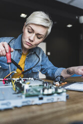 Frau arbeitet an Computerausrüstung - UUF13389