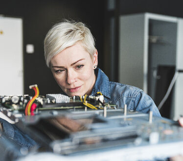 Frau prüft Computerausrüstung - UUF13395