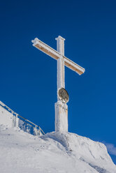 Germany, Bavaria, Allgaeu, Allgaeu Alps, summit cross on Nebelhorn - WGF01176