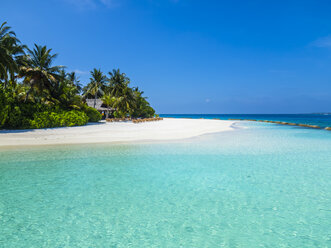 Malediven, Ross Atoll, Strandbar und Sandstrand mit Palmen - AMF05695