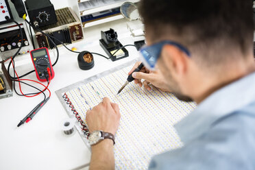 Hohe Winkel Ansicht des Ingenieurs Löten Schaltung am Tisch in der Elektronikindustrie - CAVF39072