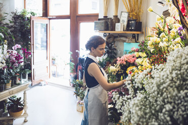 Owner working at flower shop - CAVF39149