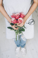 Hohe Winkel Ansicht der Florist hält rosa Rosen in Blumenladen - CAVF39171