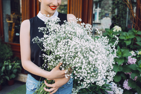 Mittelteil eines Blumenhändlers mit weißen Blumen in einem Geschäft, lizenzfreies Stockfoto