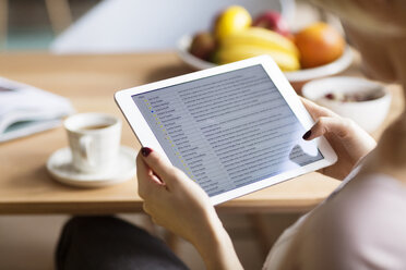 Ausgeschnittenes Bild einer Frau, die zu Hause einen Tablet-Computer benutzt - CAVF39195