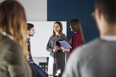 College-Studenten im Gespräch im Klassenzimmer stehend - CAVF39232