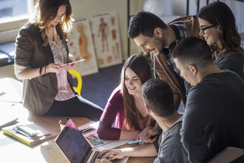 Hohe Winkel Ansicht der Studenten Blick auf Laptop-Computer beim Lernen im Klassenzimmer - CAVF39246