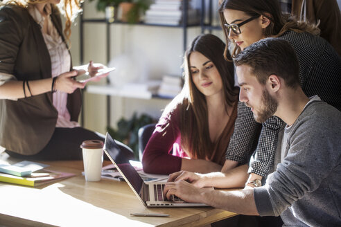 Schüler schauen beim Lernen im Klassenzimmer auf einen Laptop-Computer - CAVF39247