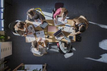 Blick von oben auf Studenten, die an einem Tisch im Klassenzimmer lernen - CAVF39276