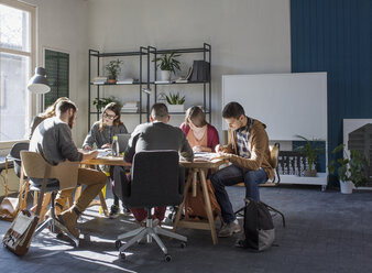 Studenten lernen im Klassenzimmer - CAVF39278