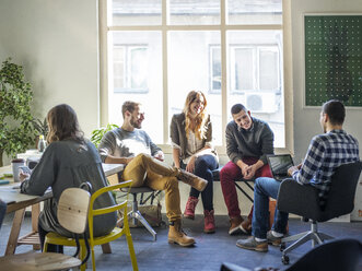 Freunde, die im Klassenzimmer sitzen und diskutieren - CAVF39308