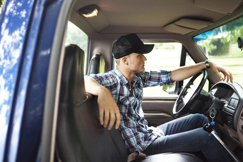 Seitenansicht eines Mannes in einem Pick-up-Truck, lizenzfreies Stockfoto