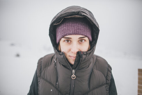 Österreich, Kitzbühel, Porträt einer lächelnden jungen Frau im Winter - GUSF00627