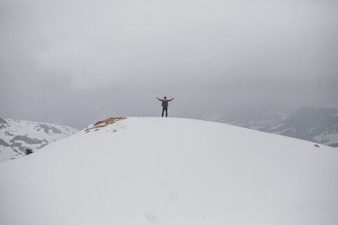 Österreich, Kitzbühel, Rückenansicht eines glücklichen Mannes, der die verschneite Landschaft genießt - GUSF00630