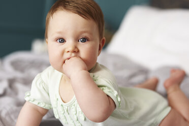 Porträt eines Babys, das zu Hause im Bett liegt - ABIF00321