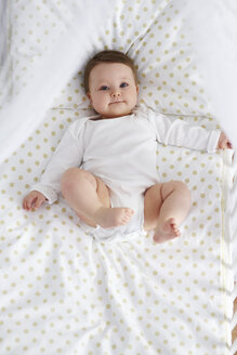Porträt eines zufriedenen Babys in einem Kinderbett - ABIF00323