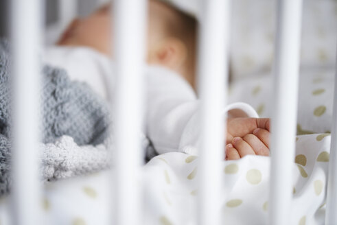Unscharfe Aufnahme eines Babys in einem Kinderbett - ABIF00330