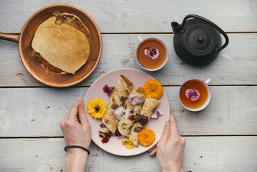 Pfannkuchen mit essbaren Blumen für einen gesunden Snack - SKCF00420