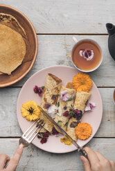 Pfannkuchen mit essbaren Blumen und Aufguss aus roten Blumen - SKCF00421