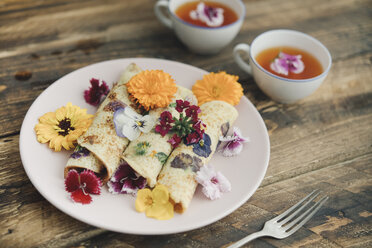 Pfannkuchen mit essbaren Blumen und Aufguss aus roten Blumen - SKCF00422